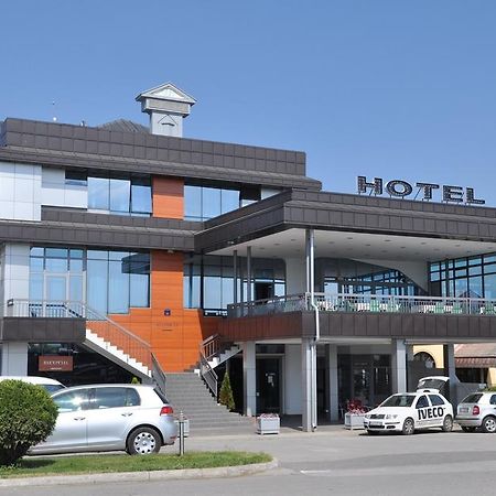 Hotel Kole Čačak Esterno foto